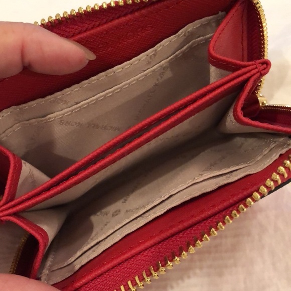 MICHAEL KORS ZIP AROUND WALLET NWOT - Picture 3 of 5